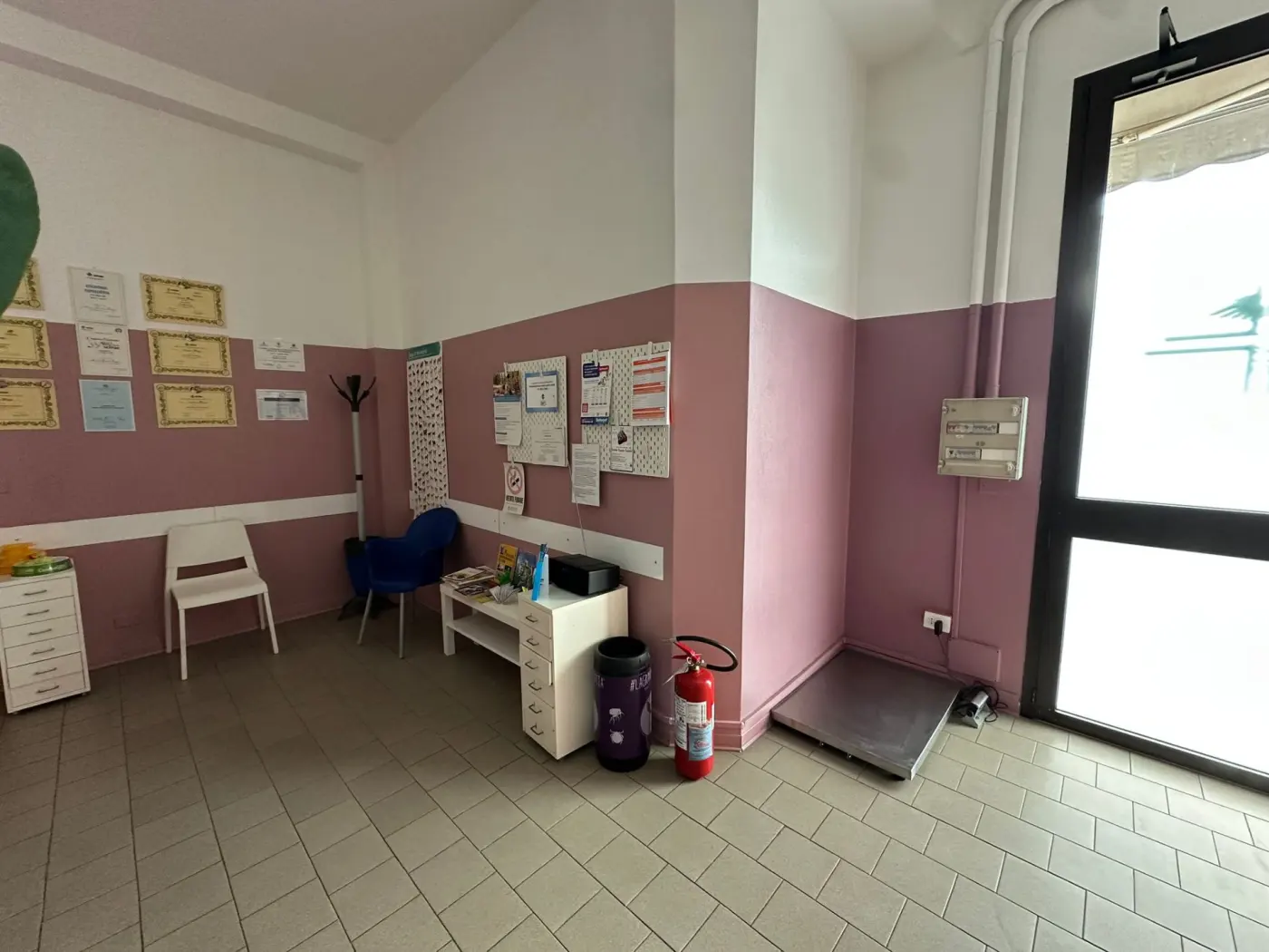 Area accettazione con bilancia e certificazioni