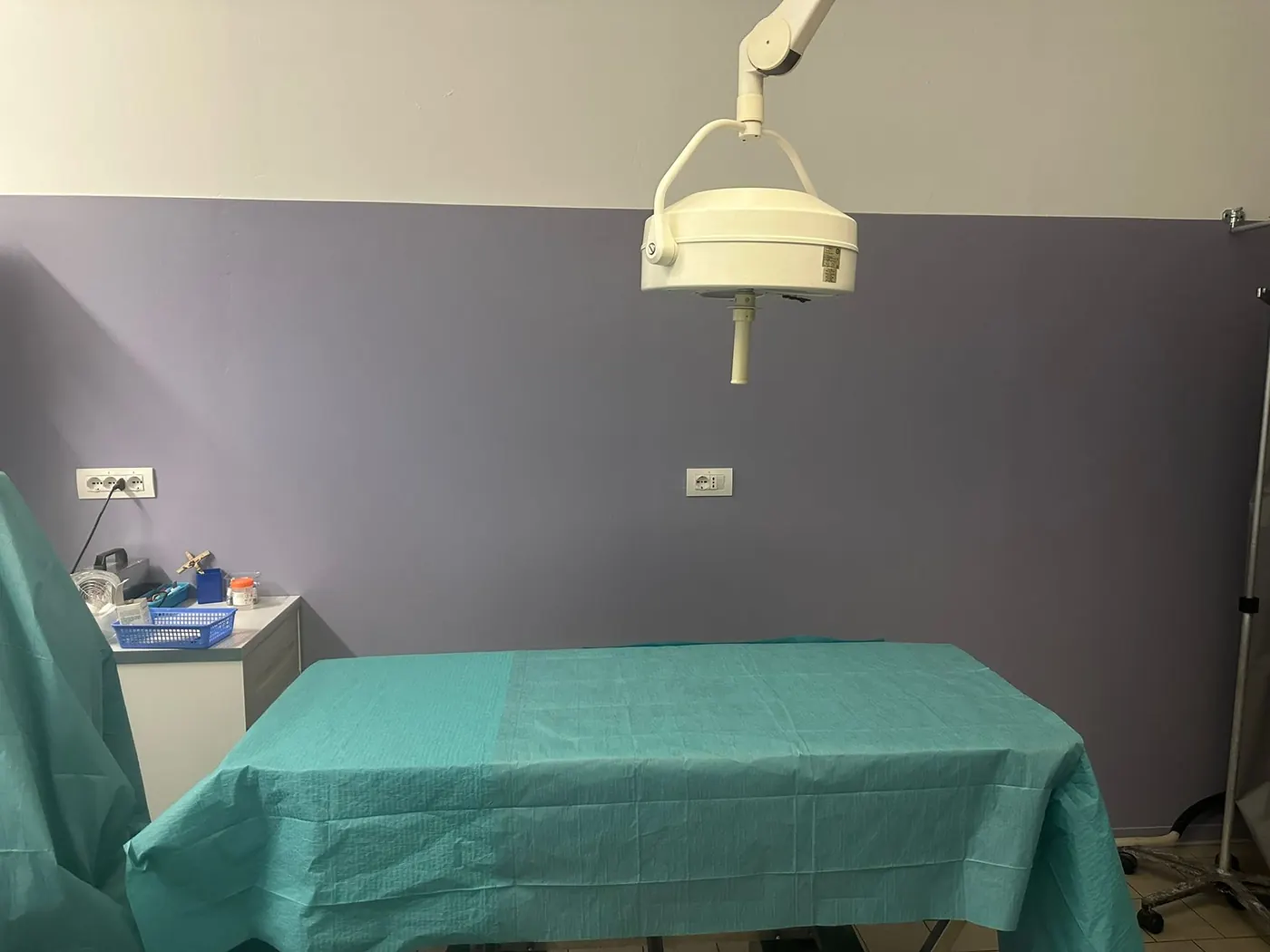 Tavolo chirurgico con lampada scialitica